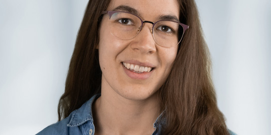 Portrait von Sarah von Querfurth vor weißem Hintergrund