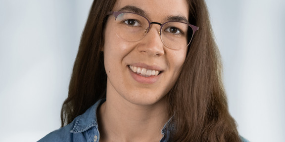 Portrait von Sarah von Querfurth vor weißem Hintergrund