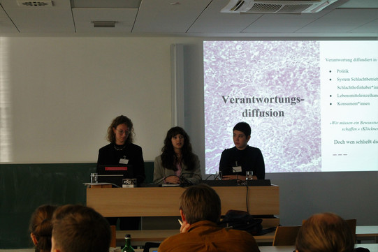 Karla Groth, Isabelle Sarther und Jennifer Schirrmacher Das Bild zeigt Karla Groth, Isabelle Sarther und Jennifer Schirrmacher während der Tagung "Transformationen der Mensch-Tier-Beziehungen"