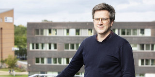 Prof. Dr. Bernd Sommer im Portrait auf einem Balkon