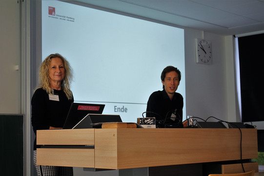 Das Bild zeigt Prof. Birgit Pfau-Effinger (Universität Hamburg) und Dr. Marcel Sebastian (TU Dortmund) während der Tagung "Transformationen der Mensch-Tier-Beziehungen"