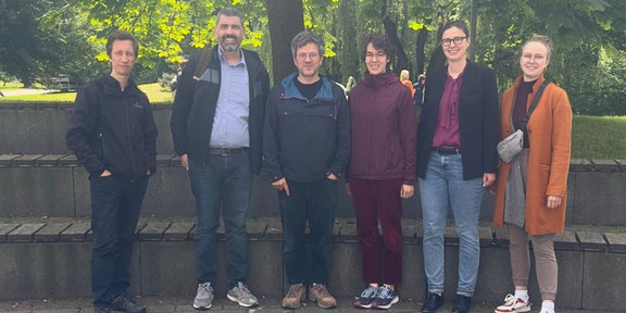 Marcel Sebastian, Yunus Emre Özer, Bernd Sommer, Sarah von Querfurth, Kerrin Langer und Jule Wilberg (von links) stehen auf dem Campus