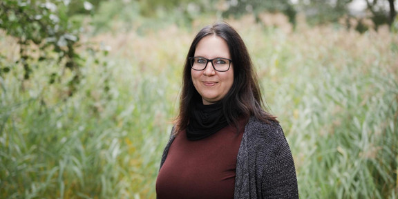 Portrait von Stefanie Torney vor grünem Schilf