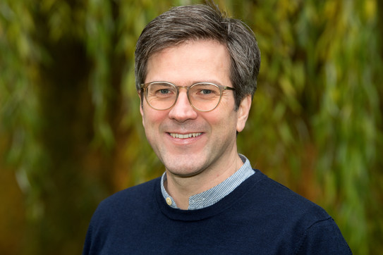 Portrait picture of Bernd Sommer in front of a green background