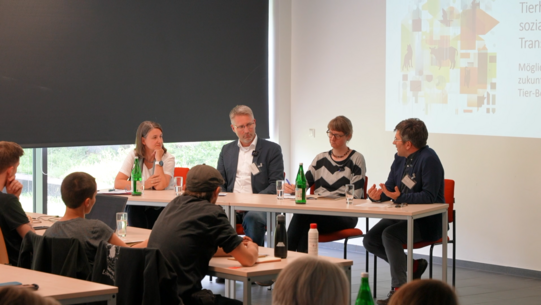 Das Bild zeigt Jana Rückert-John, Sebastian Lakner, Friederike Schmitz und Bernd Sommer auf einer Podiumsdiskussion während der Tagung "Transformationen der Mensch-Tier-Beziehungen"