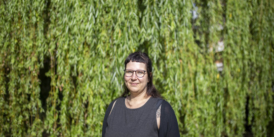 S. Torneys Portraitfoto vor einer grünen Trauerweide