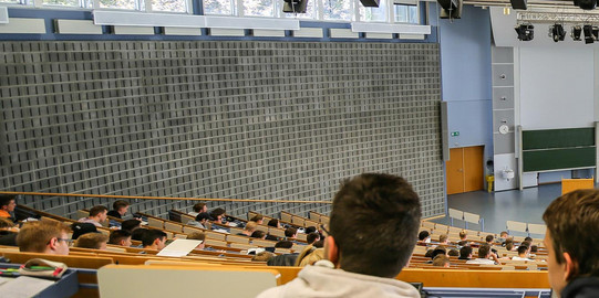 Hinterköpfe bei Vorlesung im Audimax